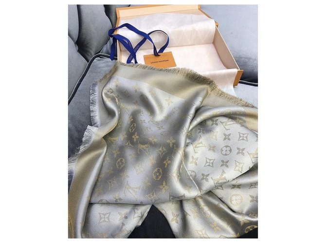 Louis Vuitton Il monogramma Louise Vuitton risplende Beige - vista 3