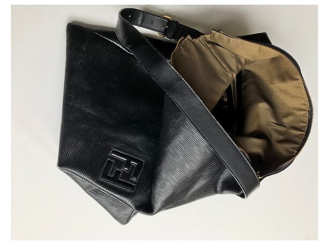 Fendi Borsa a tracolla grande in pelle goffrata Nero - vista 16