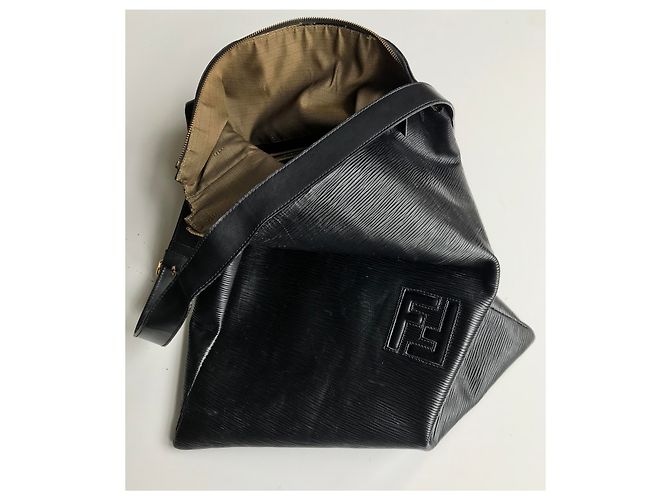 Fendi Borsa a tracolla grande in pelle goffrata Nero - vista 17