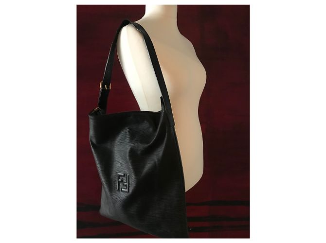 Fendi Borsa a tracolla grande in pelle goffrata Nero - vista 21