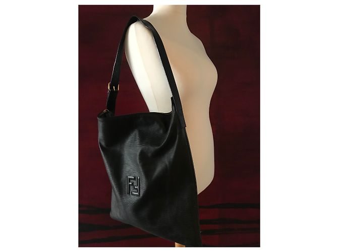 Fendi Borsa a tracolla grande in pelle goffrata Nero - vista 22