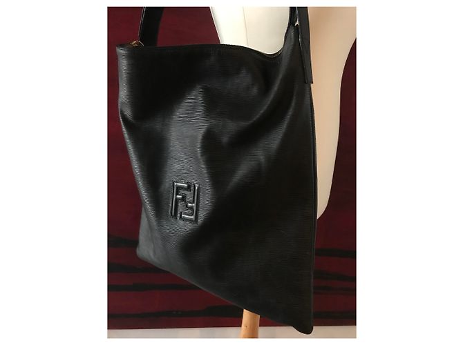 Fendi Borsa a tracolla grande in pelle goffrata Nero - vista 23