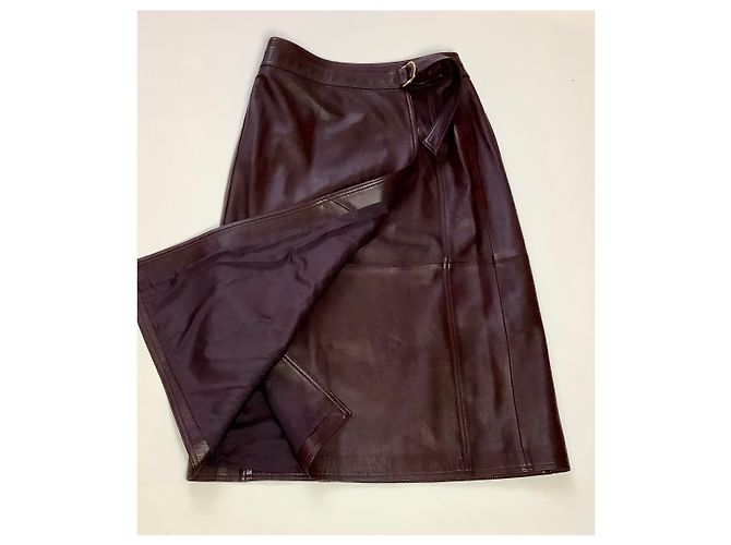 Falda midi cruzada de cuero burdeos de Whistles - vista 5