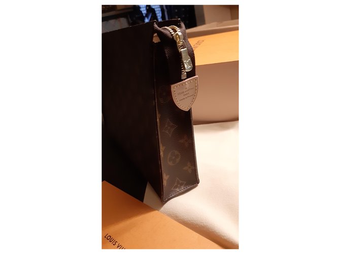 Louis Vuitton TASCA WC 26 Marrone scuro - vista 2