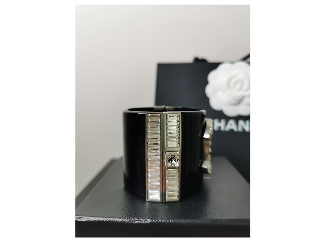 Bracciale Chanel in resina con logo CC in cristalli Nero - vista 3