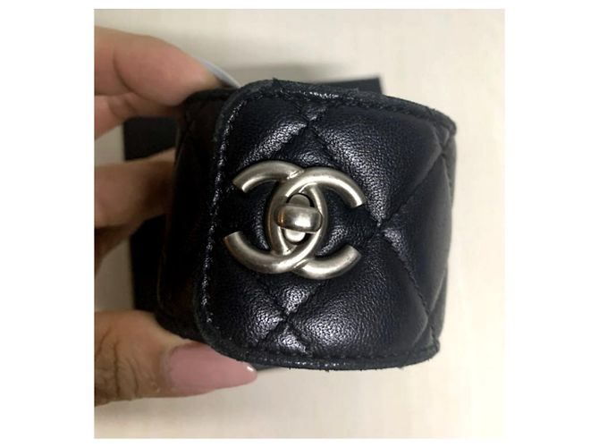 Bracciale Chanel in pelle nera trapuntata Nero - vista 5