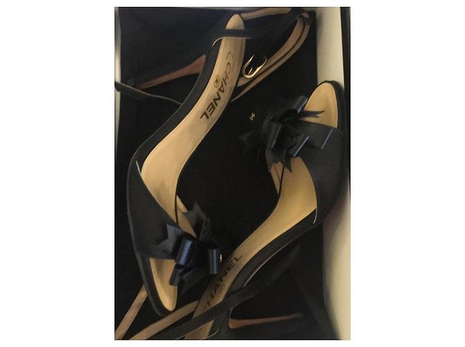 Sandali Chanel in raso nero - vista 3
