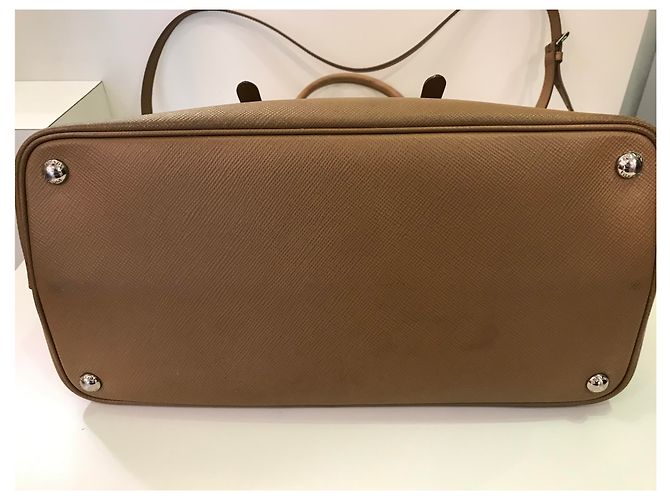 Sac à main Prada en cuir grainé doré avec bandoulière - vue 4