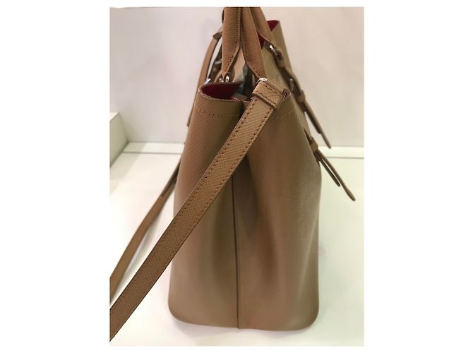 Sac à main Prada en cuir grainé doré avec bandoulière - vue 5