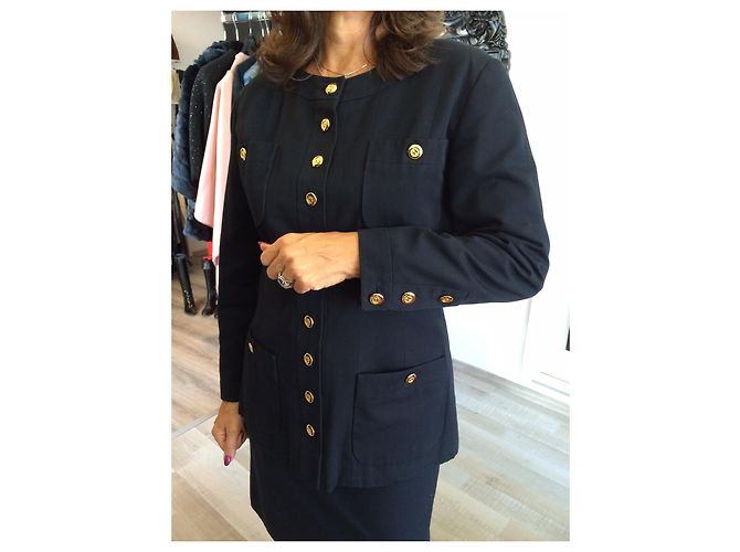 Traje de falda Chanel negro de algodón con botones dorados - vista 7