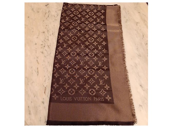Louis Vuitton Scialle Monogram Shine Castaño - vista 2