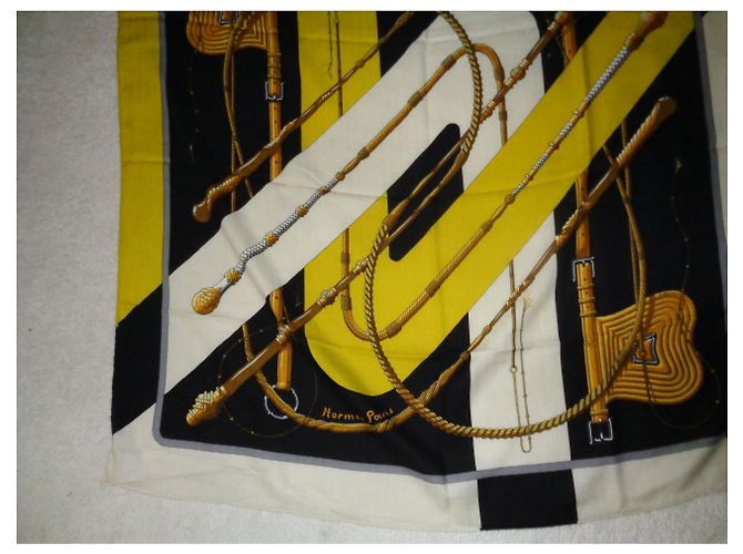 Hermès Clic Clac Schal aus Kaschmir und Seide Mehrfarbig 90cm Mehrfarben - Ansicht 2