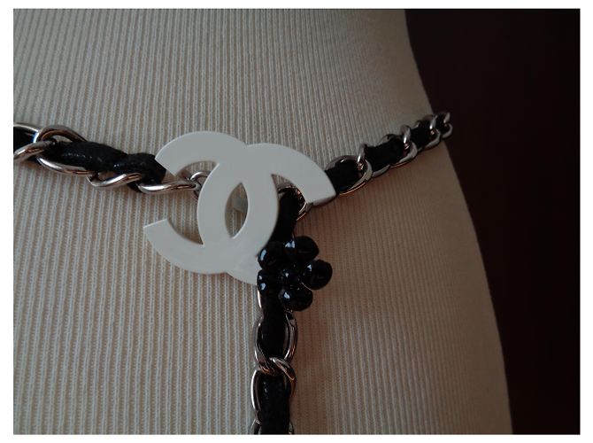 Cintura Chanel Camelia in catena e pelle nera e bianca Nero - vista 3