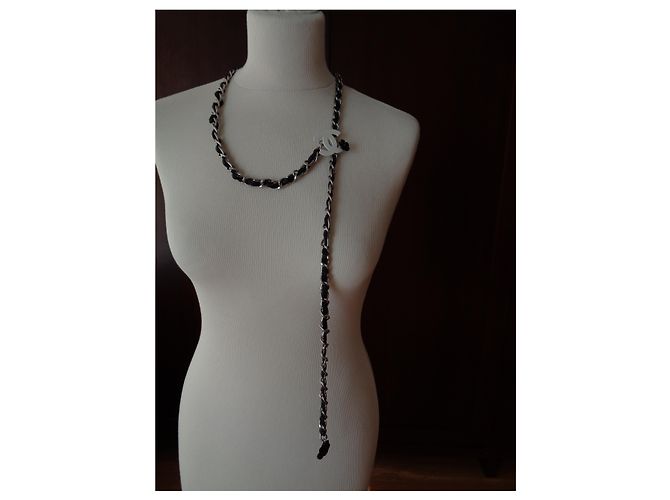Cintura Chanel Camelia in catena e pelle nera e bianca Nero - vista 5