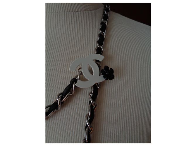 Cintura Chanel Camelia in catena e pelle nera e bianca Nero - vista 6