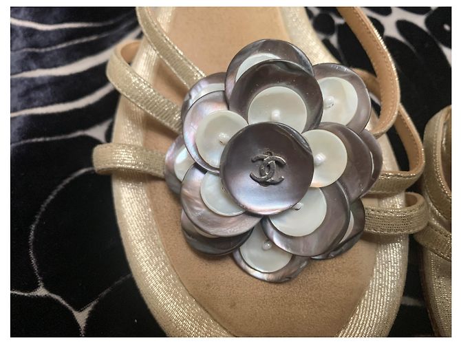 Chanel Goldene Maultiere mit Perlmutt-Kamelie - Ansicht 4