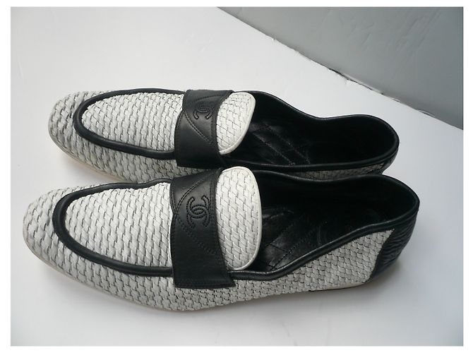 CHANEL Mocassini uomo intrecciati in pelle bianca e nera T44 IT Nero Bianco - vista 11