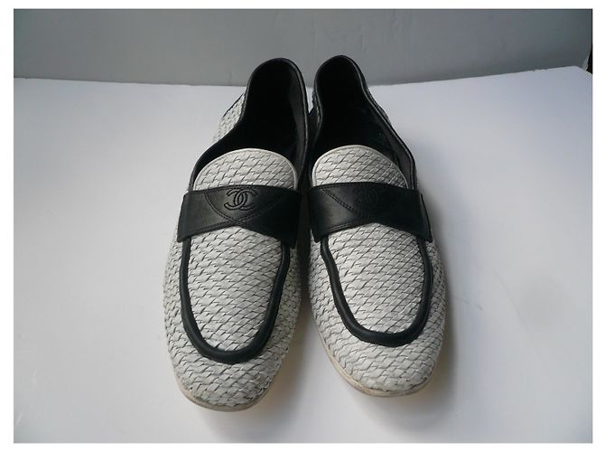 CHANEL Mocassini uomo intrecciati in pelle bianca e nera T44 IT Nero Bianco - vista 2