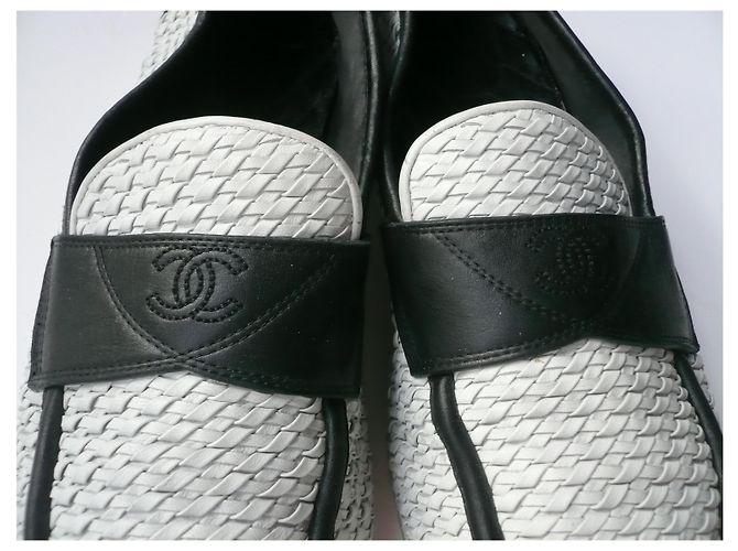 CHANEL Mocassini uomo intrecciati in pelle bianca e nera T44 IT Nero Bianco - vista 3
