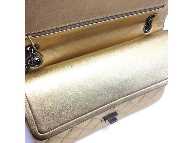 Chanel 2.55 Ristampa pelle dorata metallizzata ossidata D'oro - vista 10