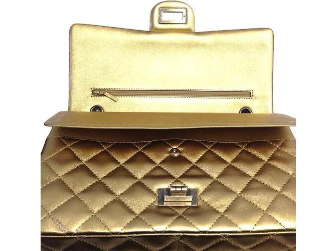 Chanel 2.55 Ristampa pelle dorata metallizzata ossidata D'oro - vista 11