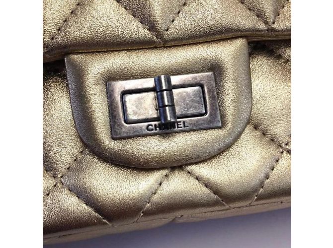 Chanel 2.55 Ristampa pelle dorata metallizzata ossidata D'oro - vista 12