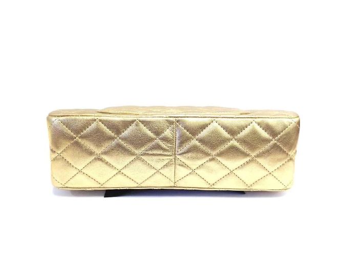 Chanel 2.55 Ristampa pelle dorata metallizzata ossidata D'oro - vista 4