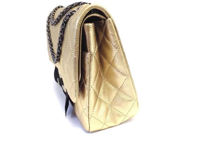 Chanel 2.55 Ristampa pelle dorata metallizzata ossidata D'oro - vista 5