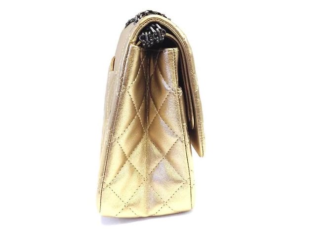 Chanel 2.55 Ristampa pelle dorata metallizzata ossidata D'oro - vista 6