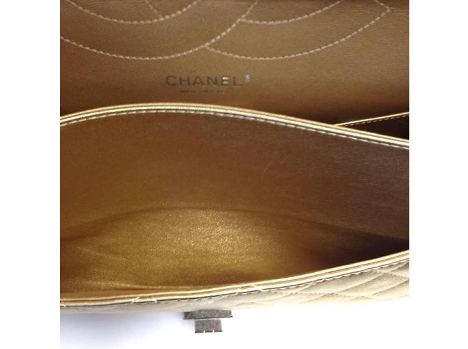 Chanel 2.55 Ristampa pelle dorata metallizzata ossidata D'oro - vista 7