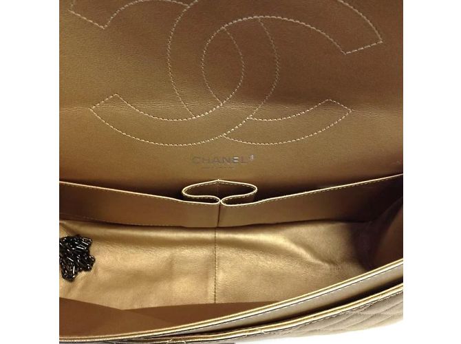 Chanel 2.55 Ristampa pelle dorata metallizzata ossidata D'oro - vista 8