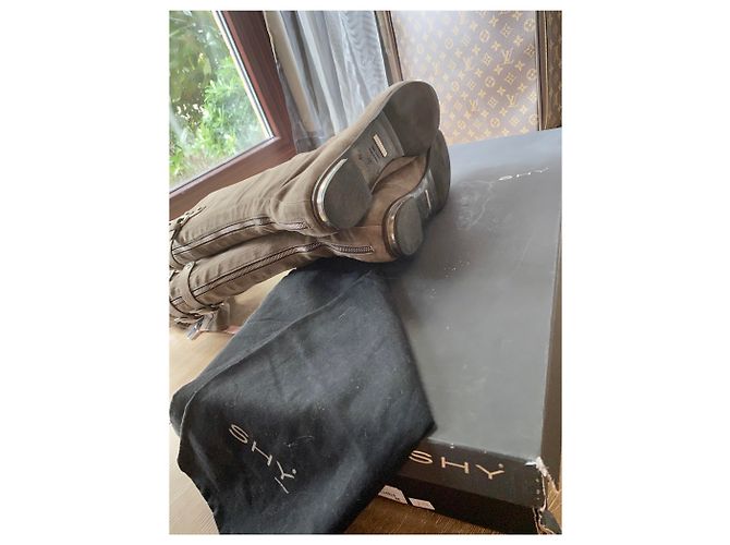Botas SHY de camurça com joelho com zíper Taupe - vista 4