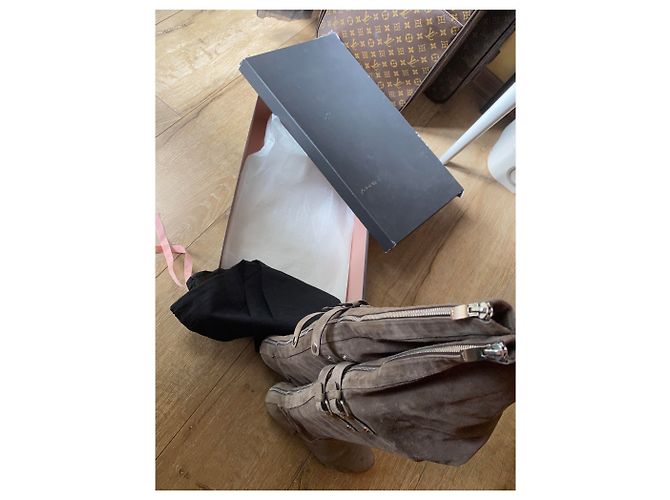 Botas SHY de camurça com joelho com zíper Taupe - vista 6