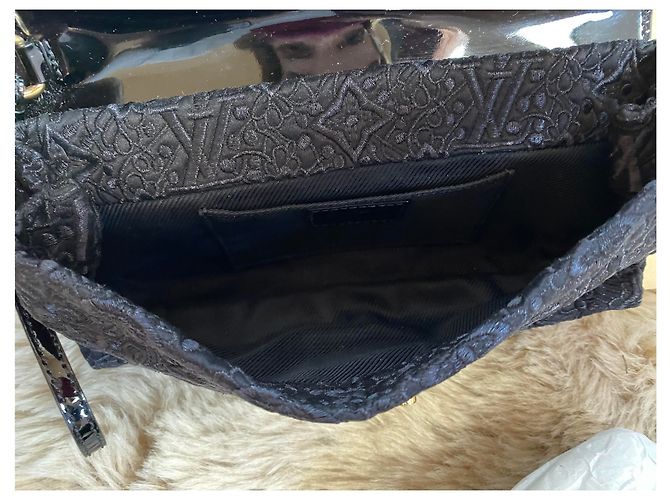 Clutch Louis Vuitton in pizzo e vernice nera Nero - vista 5