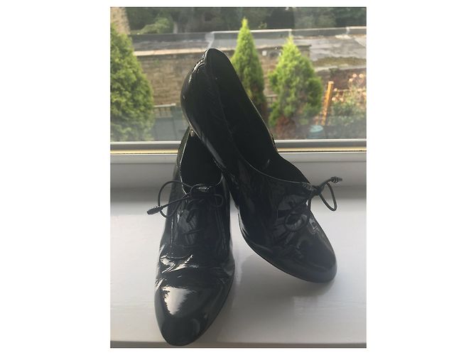 Stuart Weitzman Schwarze Lackschuhe mit gestapeltem Absatz - Ansicht 3