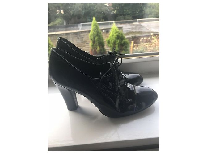Stuart Weitzman Schwarze Lackschuhe mit gestapeltem Absatz - Ansicht 5
