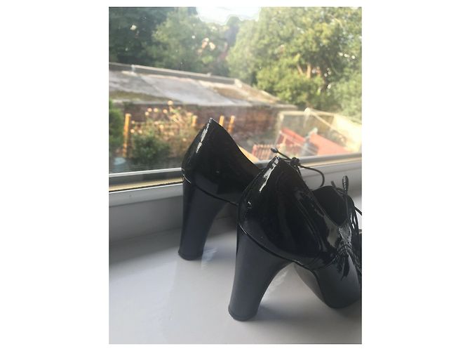 Stuart Weitzman Schwarze Lackschuhe mit gestapeltem Absatz - Ansicht 7