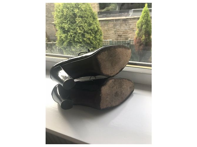 Stuart Weitzman Schwarze Lackschuhe mit gestapeltem Absatz - Ansicht 8