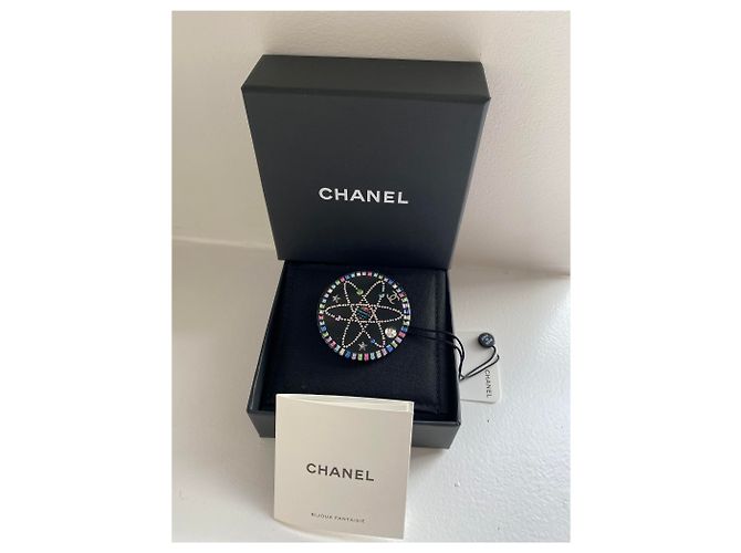 Spilla Chanel Planet in resina . Nero Multicolore - vista 2