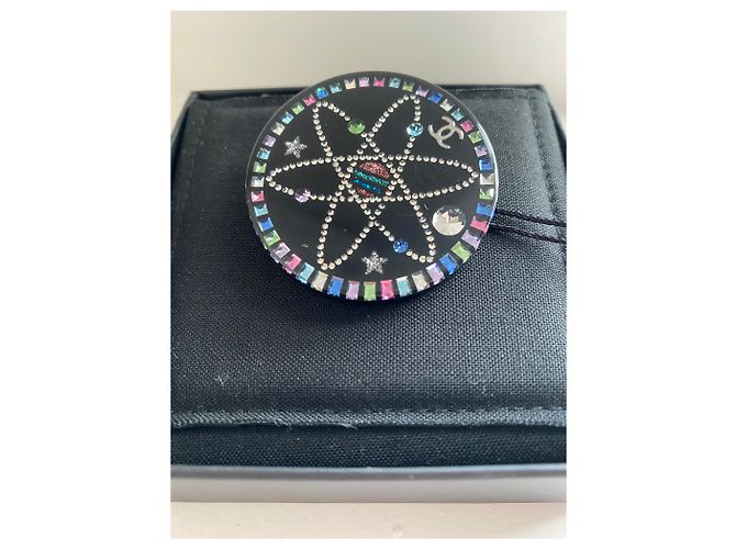 Spilla Chanel Planet in resina . Nero Multicolore - vista 4