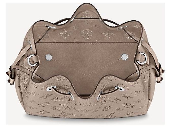 Louis Vuitton Bolso LV Bella nuevo Gris - vista 4