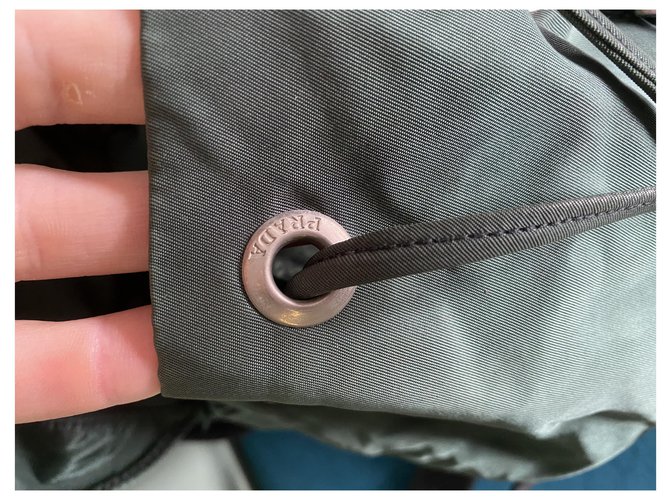 Vintage Prada Rucksack Schwarz Grün Silber Hardware - Ansicht 12