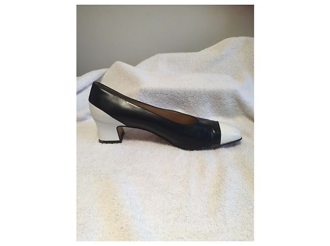 Salvatore Ferragamo Decolleté bicolore a tacco basso Bianco Blu navy - vista 2