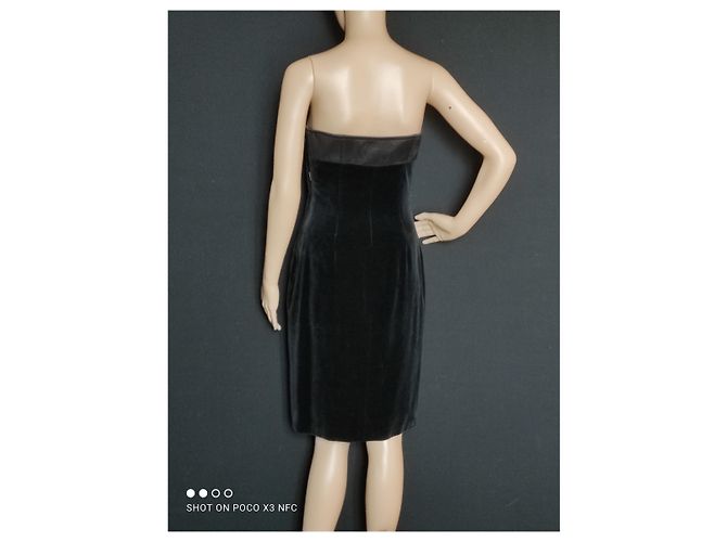 Yves Saint Laurent Etuikleid aus schwarzem Samt - Ansicht 4