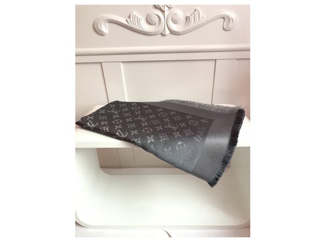 Sciarpa Louis Vuitton Shine Monogram in seta grigio scuro Grigio antracite - vista 2