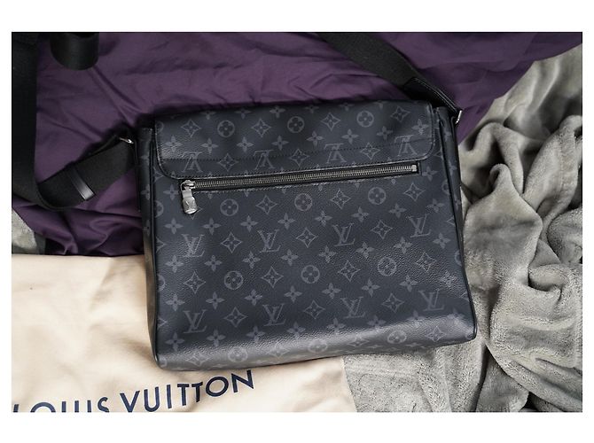 Borsa a tracolla Louis Vuitton District MM in pelle nera Nero - vista 2