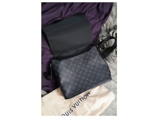 Borsa a tracolla Louis Vuitton District MM in pelle nera Nero - vista 3