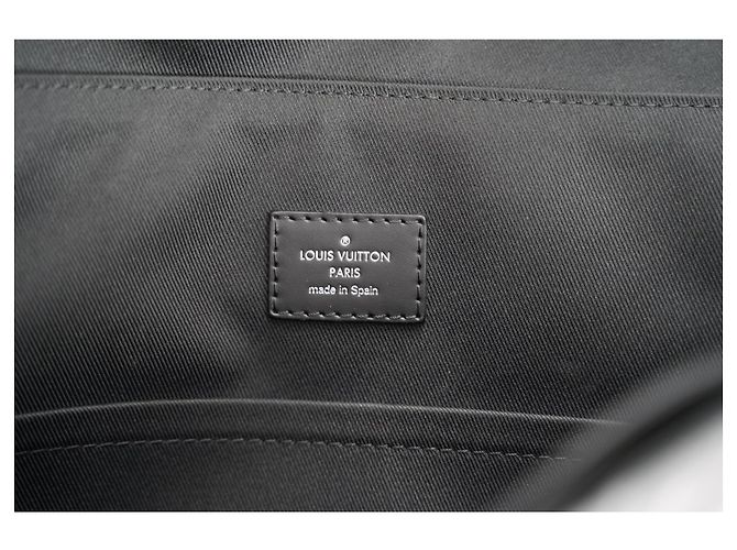 Borsa a tracolla Louis Vuitton District MM in pelle nera Nero - vista 4