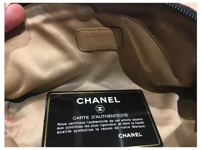 Pochette Chanel Camelia in pelle d agnello nera con logo CC dorato Nero - vista 2