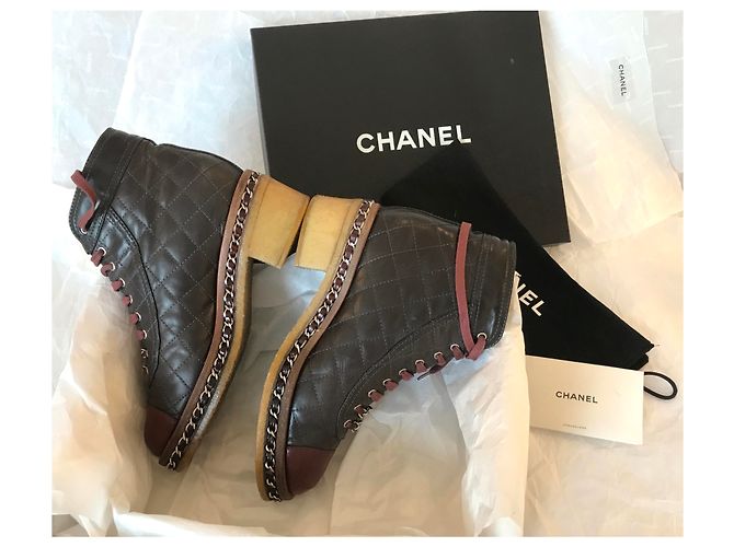 Chanel Kette um Combat Biker Ankle Boots Braun Bordeaux Dunkelbraun - Ansicht 10
